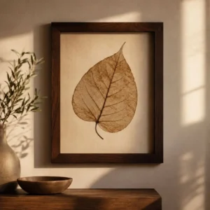 Quadro com folha prensada em moldura de madeira escura com decoração botânica elegante e luz natural suave