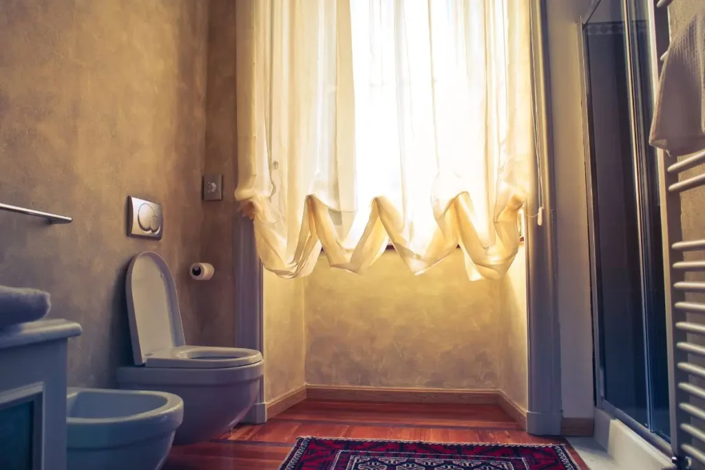 How to make an old bathroom look better with warm lighting and cozy textiles.