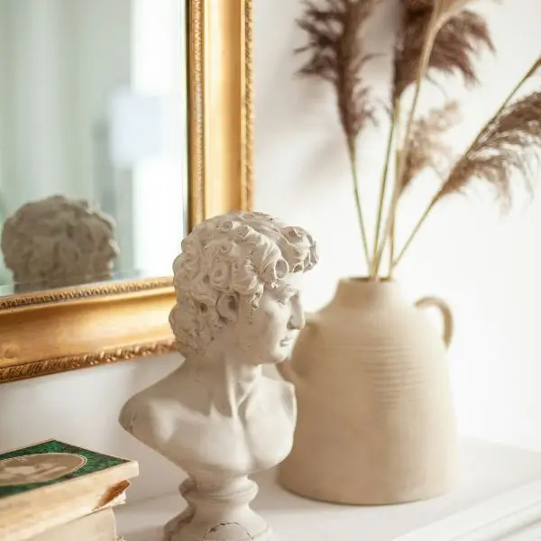 What is philosophy – classical sculpture and books representing the pursuit of wisdom